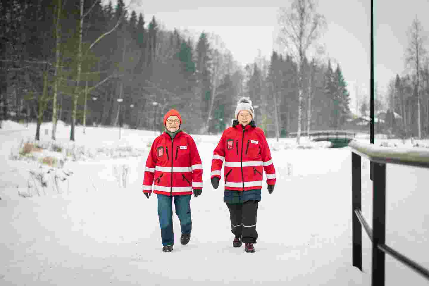 Red Cross volunteers Tuuli and Leena on a walk.