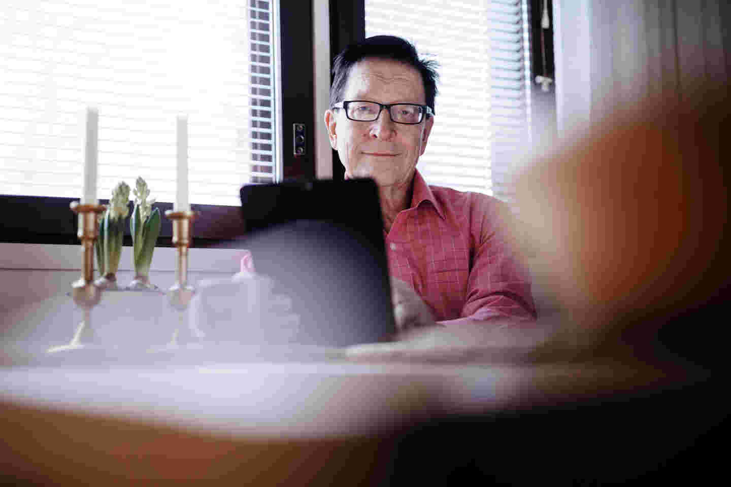 The Red Cross volunteer friend Markku Remes on his computer.