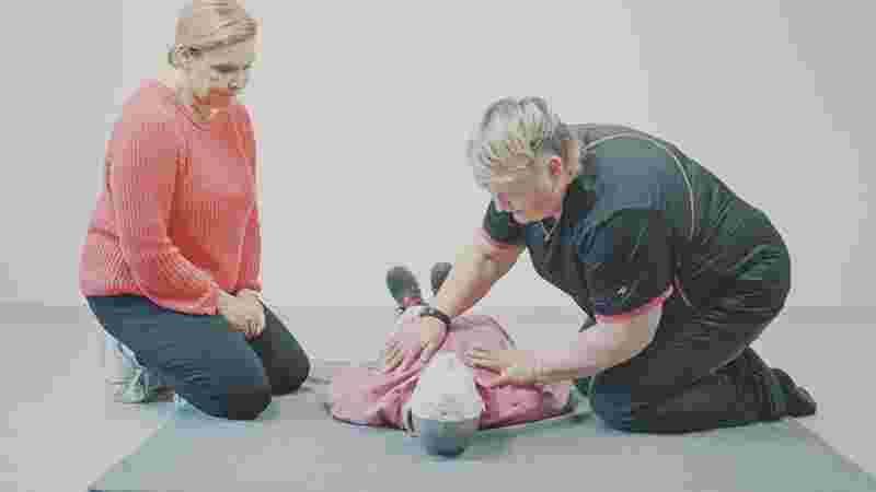 How to perform cardio-pulmonary resuscitation (CPR) and basic lifesaving support (BLS)?