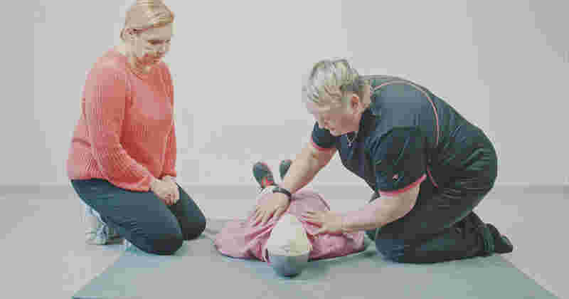 How to perform cardio-pulmonary resuscitation (CPR) and basic lifesaving support (BLS)?