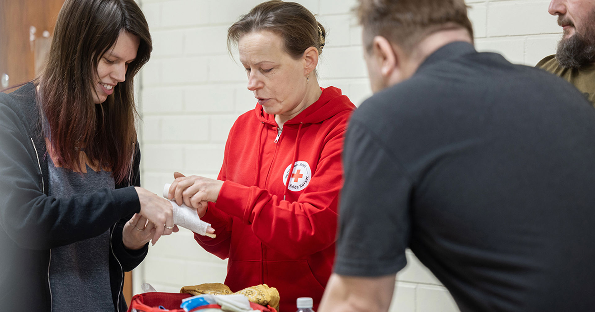 The Finnish Red Cross organises training sessions targeted at people who use substances throughout Finland.  Illustration.